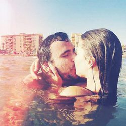 Alberto Garzón y Anna Ruiz besándose en el mar
