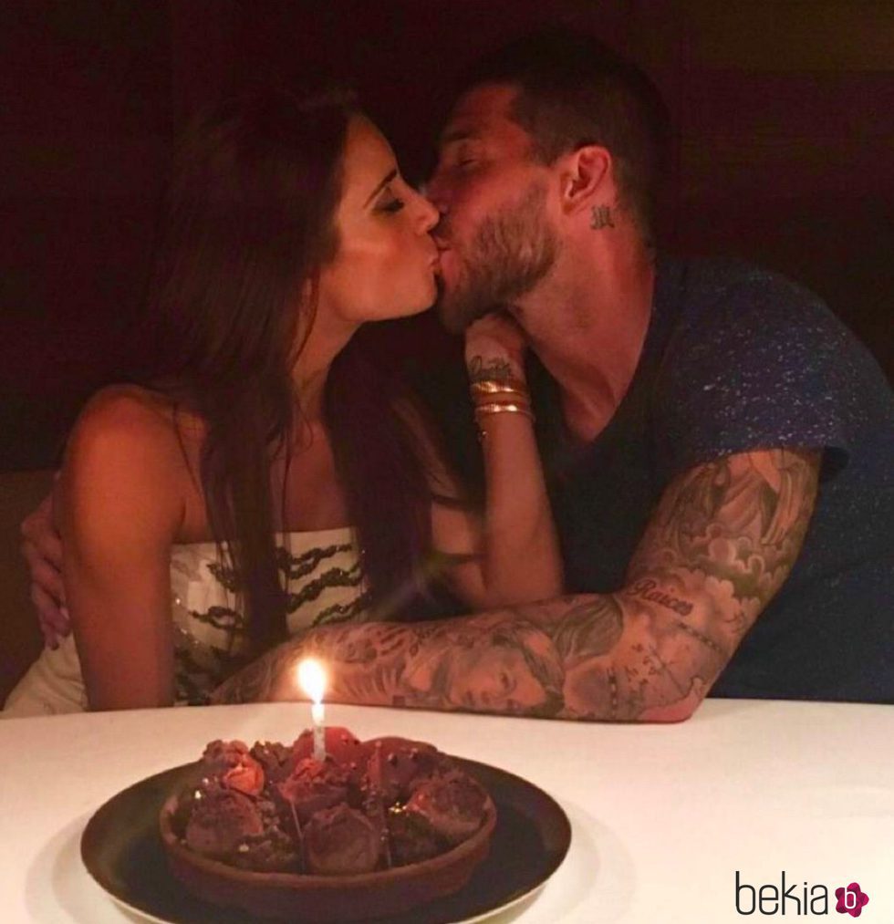 Sergio Ramos y Pilar Rubio besándose para celebrar sus 4 años juntos