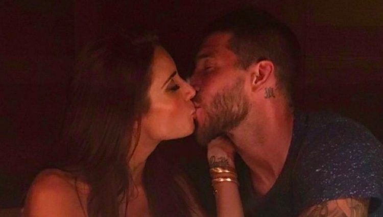 Sergio Ramos y Pilar Rubio besándose para celebrar sus 4 años juntos