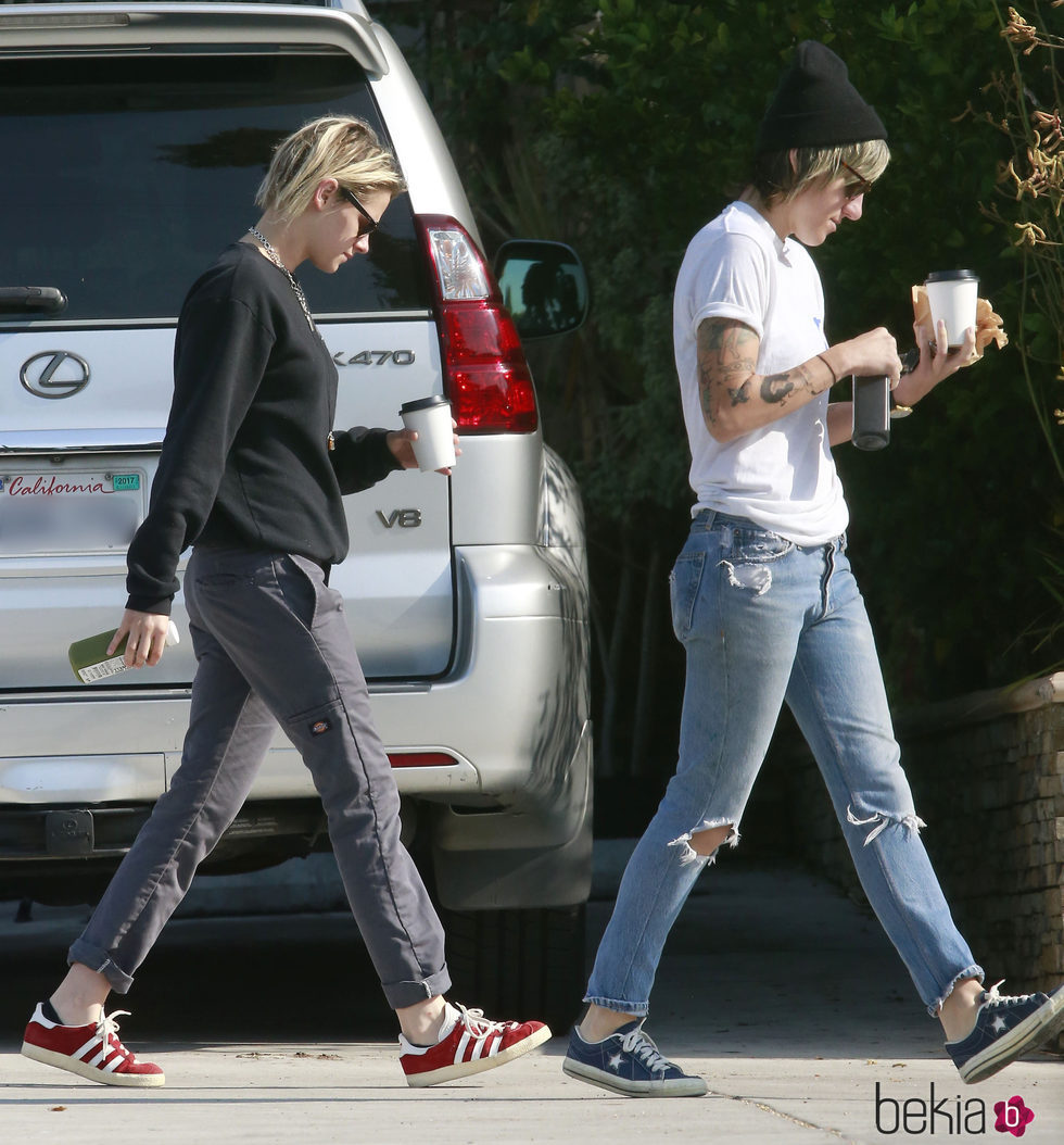 Kristen Stewart y Alice Cargile desayunando por las calles de California
