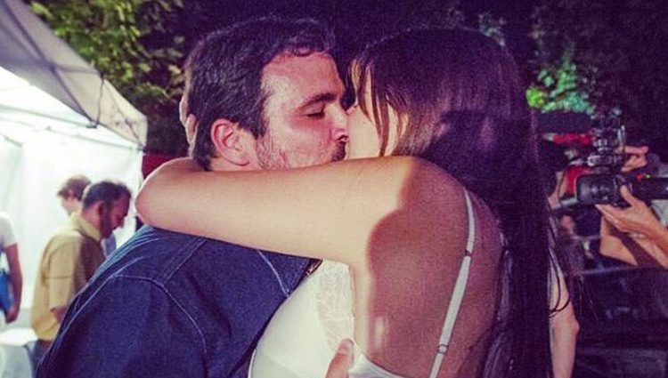 Alberto Garzón y su novia Anna Ruiz besándose pasionalmente