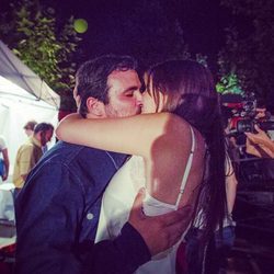 Alberto Garzón y su novia Anna Ruiz besándose pasionalmente