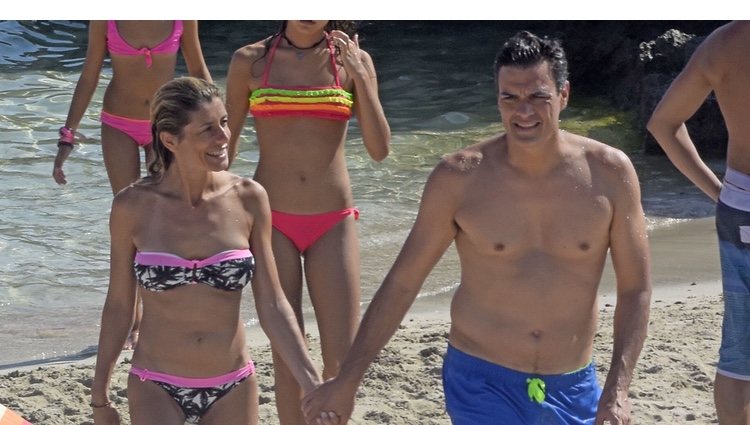 Pedro Sánchez y Begoña Gómez cogidos en la mano en una playa de Ibiza