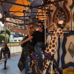 Kourtney y Khloe Kardashian a bordo de un tiovivo