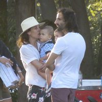 Raquel Sánchez Silva besando a uno de sus hijo en Sotogrande