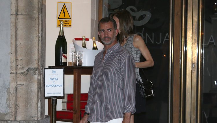 El Rey Felipe y la Reina Letizia saliendo de un restaurante de Madrid