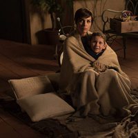 Paula Echevarría junto a su hijo en la ficción en la temporada 4º de 'Velvet'