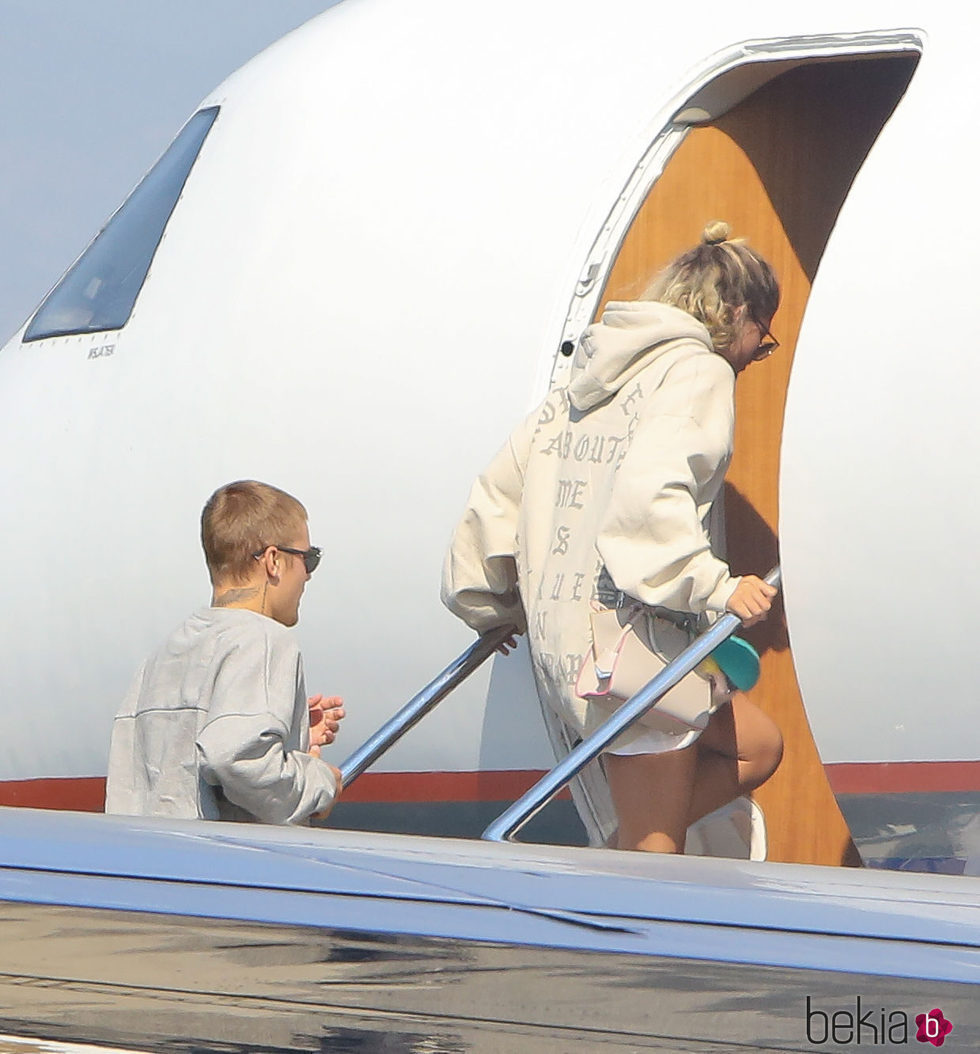 Justin Bieber y Sofia Richie cogiendo un avión