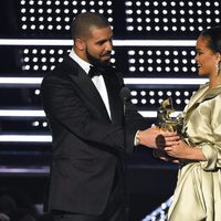 Rihanna recibe de Drake el premio Michael Jackson Video Vanguard en los MTV Video Music Awards 2016