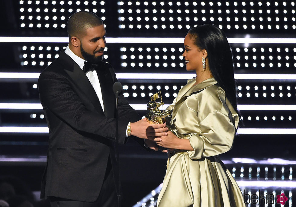 Rihanna recibe de Drake el premio Michael Jackson Video Vanguard en los MTV Video Music Awards 2016