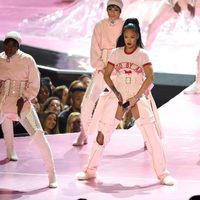 Rihanna durante su actuación en los VMA's 2016