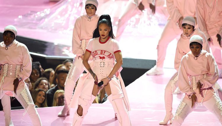 Rihanna durante su actuación en los VMA's 2016