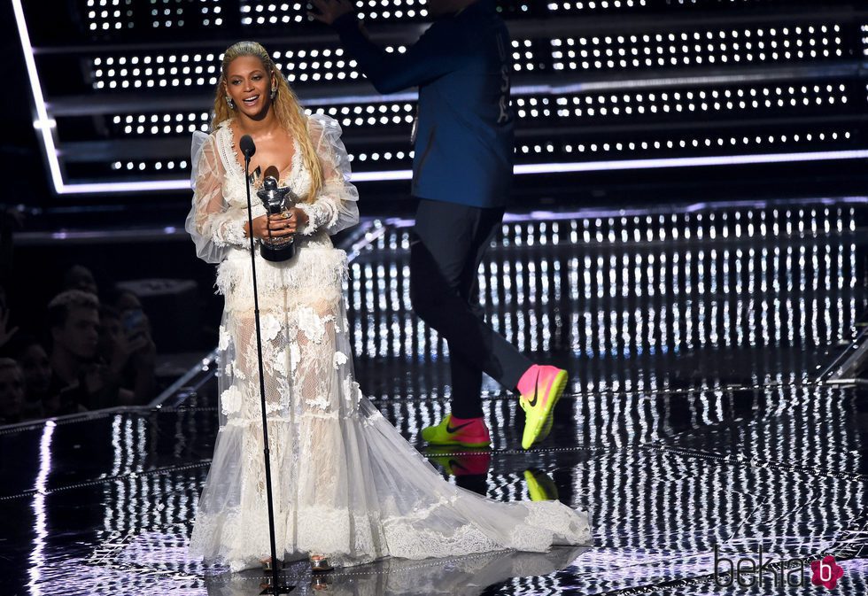 Beyonce recogiendo un premio en los VMA's 2016
