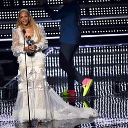Beyonce recogiendo un premio en los VMA's 2016
