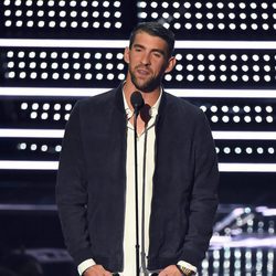 Michael Phelps entregando un premio en los VMA's