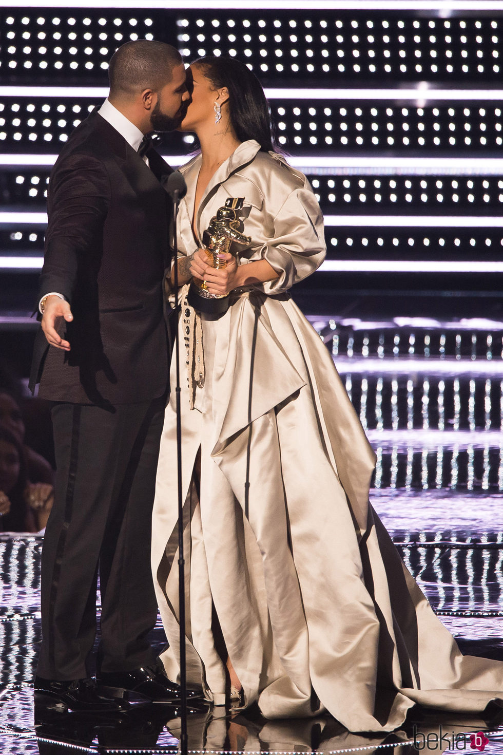 Rihanna y Drake se besan en la entrega del premio a la cantante