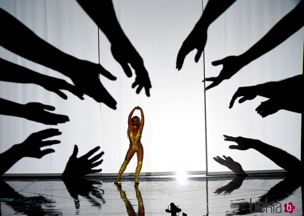 Britney Spears rodeada de sombras en los VMA's 2016