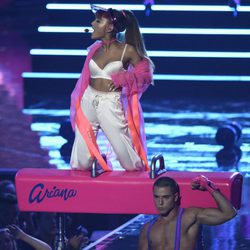 Ariana Grande subida a un piano en los VMA's 2016