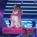 Ariana Grande subida a un piano en los VMA's 2016