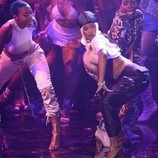 Rihanna haciendo twerk durante su actuación en los VMA's 2016