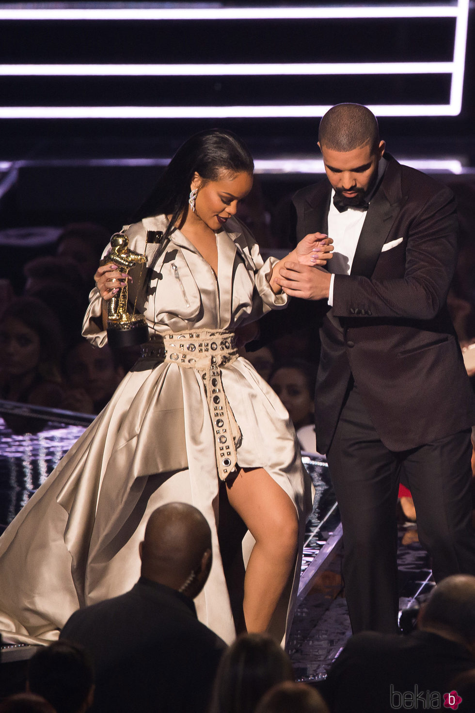 Drake agarra a Rihanna del brazo para evitar que tropiece