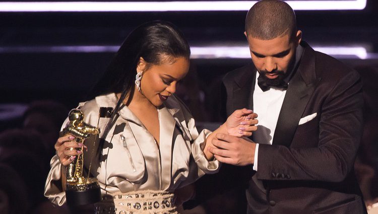 Drake agarra a Rihanna del brazo para evitar que tropiece