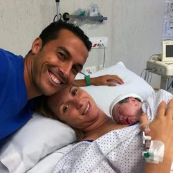 Pedro Rodríguez y Carolina Martín con su hijo recién nacido Kyle