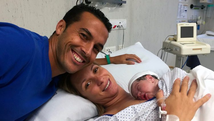 Pedro Rodríguez y Carolina Martín con su hijo recién nacido Kyle