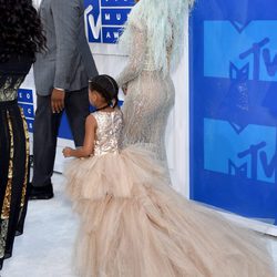 Beyonce y su hija, vistas desde atrás en la alfombra roja