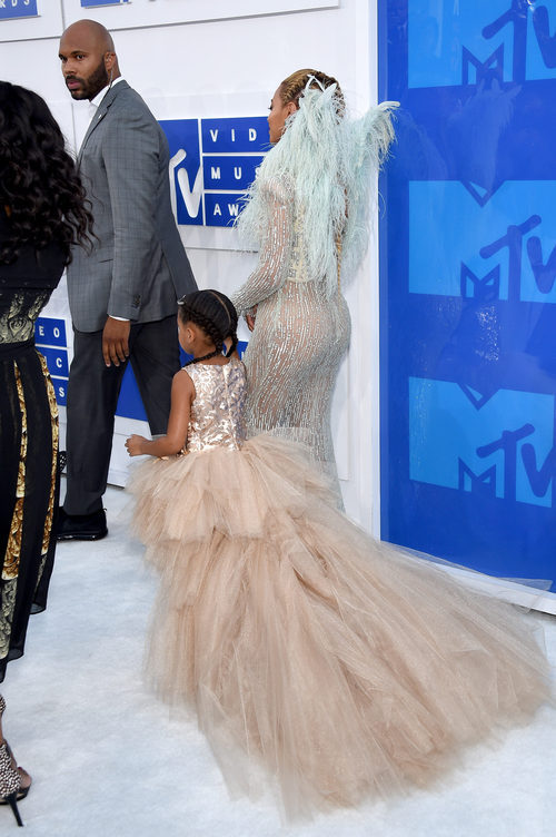 Beyonce y su hija, vistas desde atrás en la alfombra roja