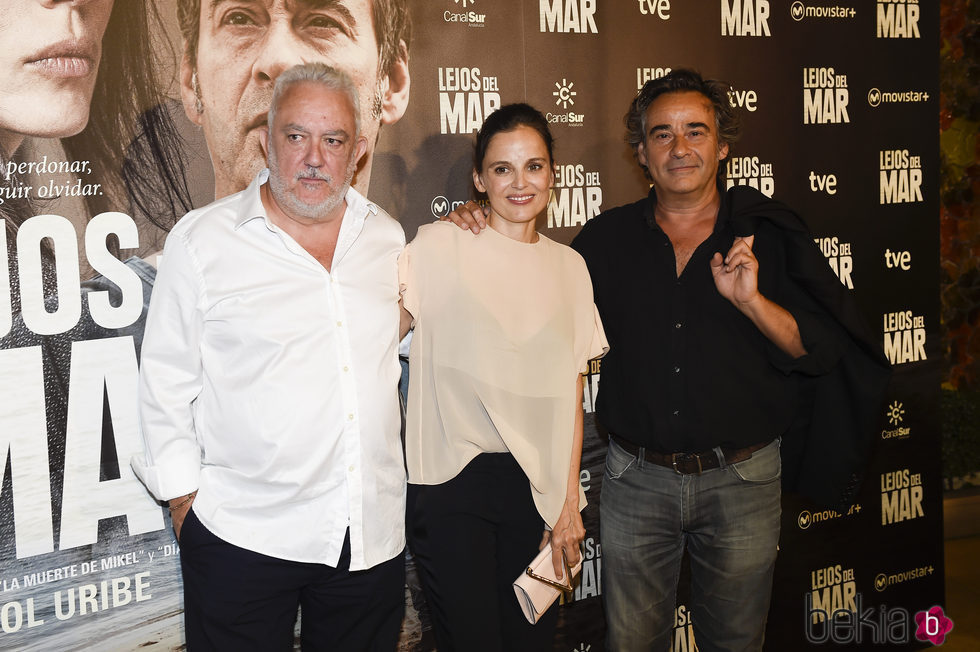 Imanol Uribe, Elena Anaya y Eduard Fernández en el estreno de 'Lejos del mar'