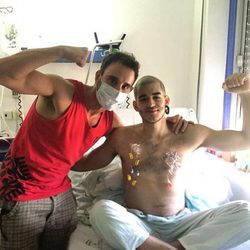 Dani Rovira visita a Pablo Ráez en el Hospital Regional de Málaga