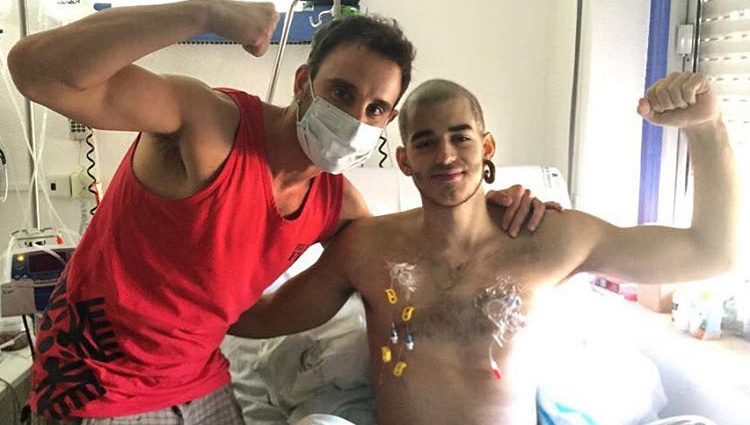 Dani Rovira visita a Pablo Ráez en el Hospital Regional de Málaga
