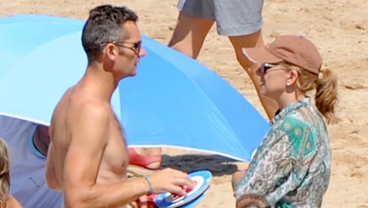 La Infanta Cristina e Iñaki Urdangarín charlando en la playa de Bidart
