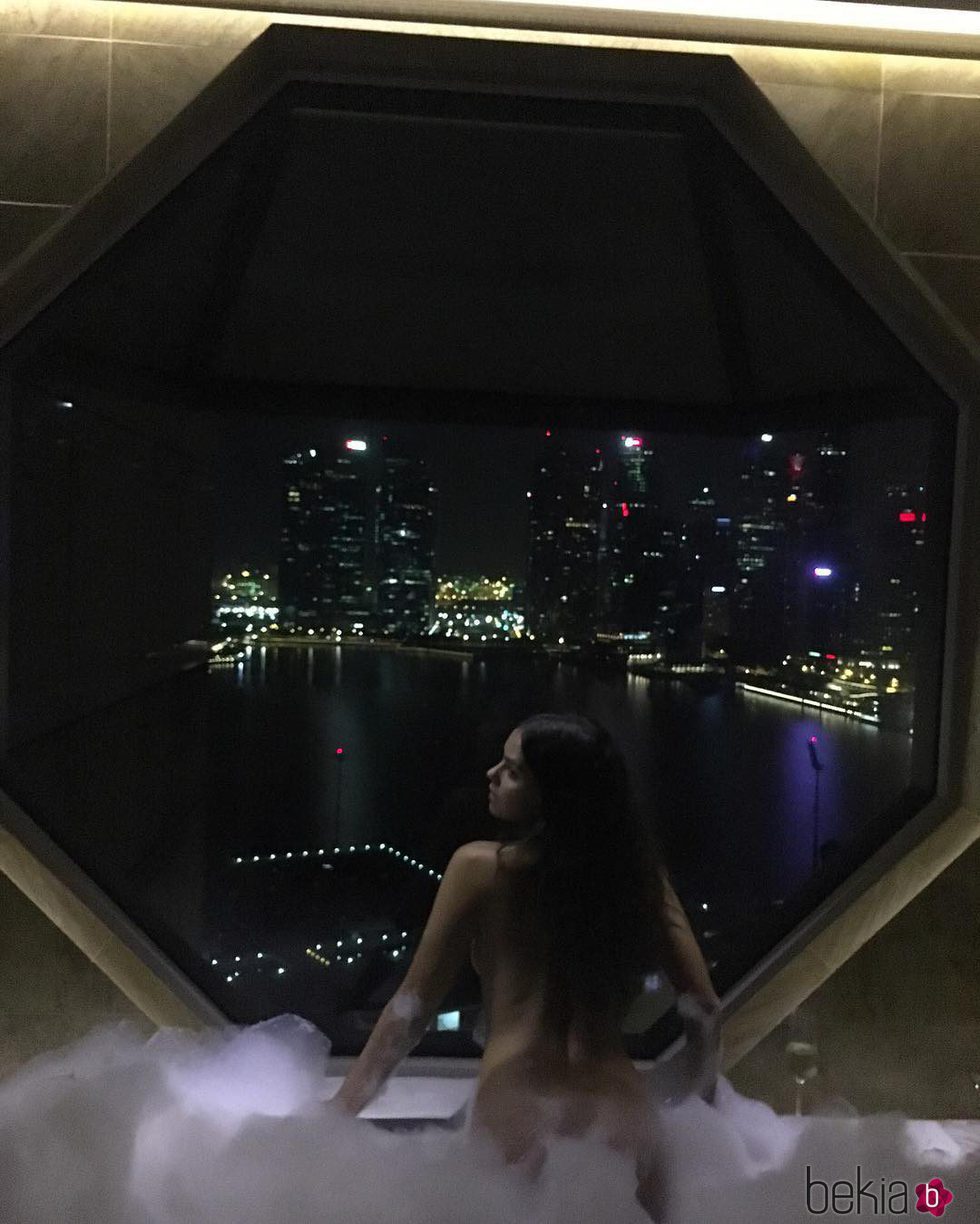 Cristina Pedroche posa desnuda en una bañera