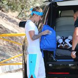 Justin Bieber mirando una mochila