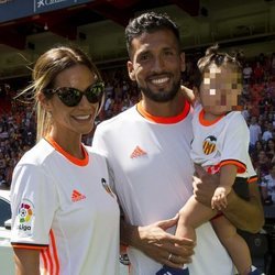 Ezequiel Garay en su presentación con el Valencia junto a Tamara Gorro y su hija Shaila