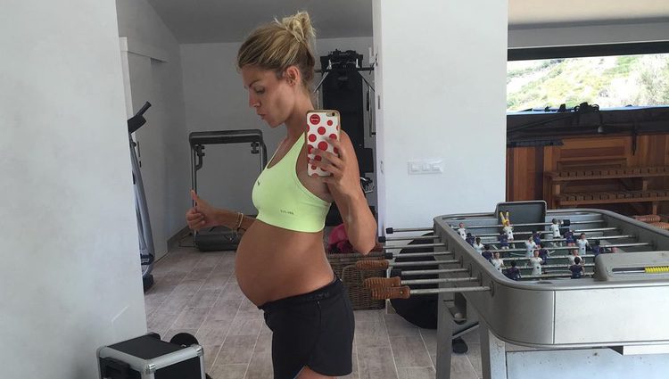 Amaia Salamanca muestra su barriga a los 7 meses de embarazo vestida con ropa deportiva