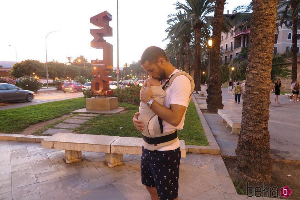 Mario Suárez de vacaciones en Mallorca por primera vez con su hija Matilda