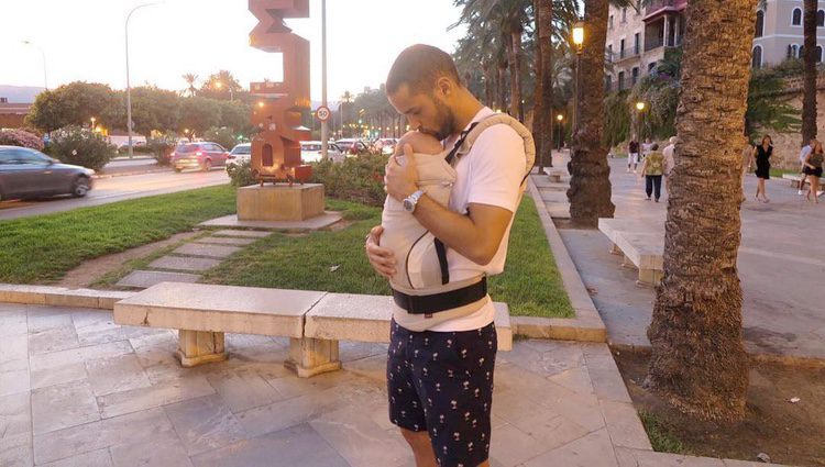 Mario Suárez de vacaciones en Mallorca por primera vez con su hija Matilda