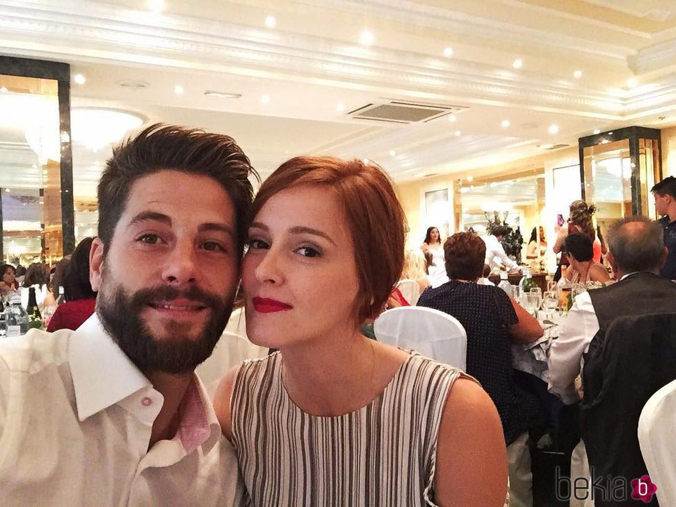 Ana Polvorsa y Lucho Fernández juntos en la boda de unos amigos