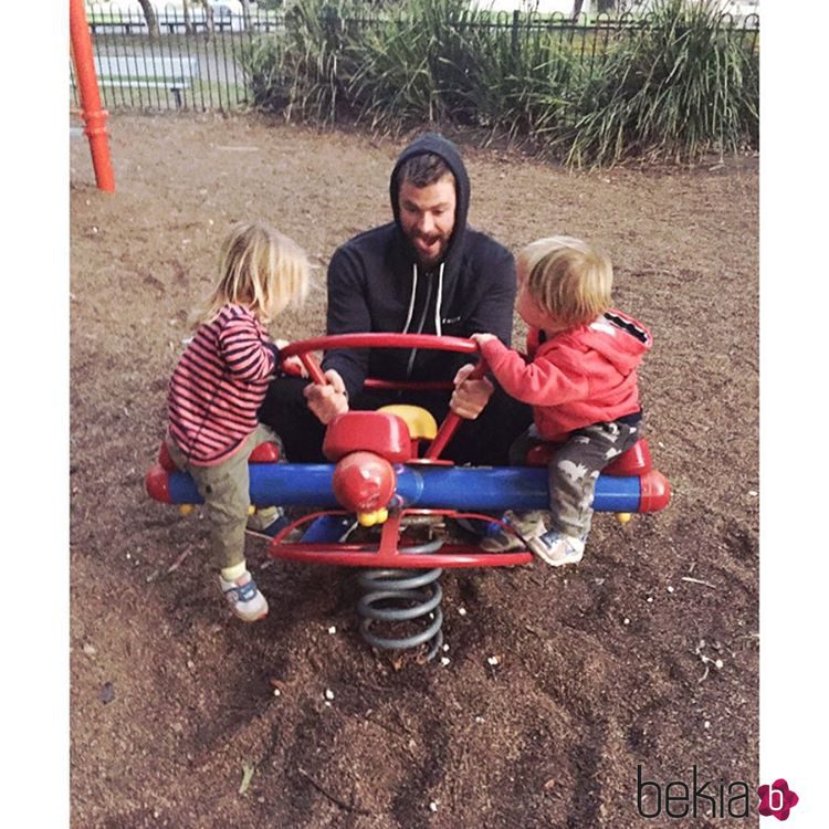 Chris Hemsworth con sus hijos Tristan y Sasha