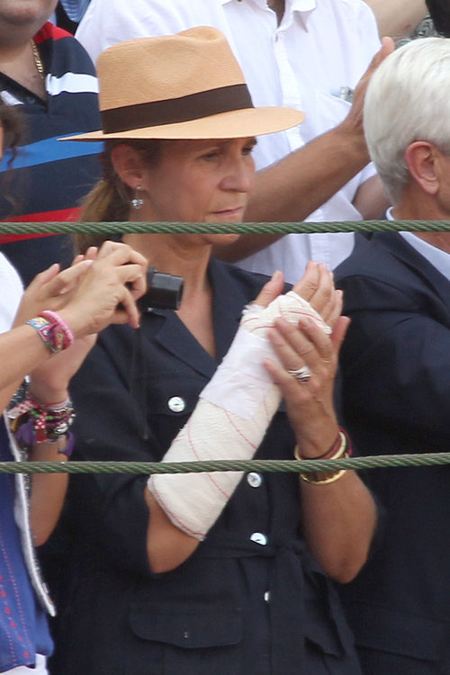 La Infanta Elena reaparece escayolada tras su operación en el homenaje a Víctor Barrio