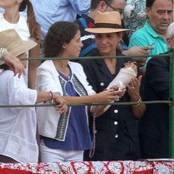 La Infanta Elena reaparece escayolada tras su operación junto a su hija Victoria de Marichalar en los toros