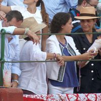 La Infanta Elena reaparece escayolada tras su operación junto a su hija Victoria de Marichalar en los toros
