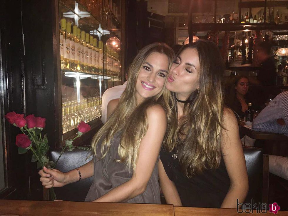 Elena Galera celebrando su cumpleaños con Melissa Jiménez
