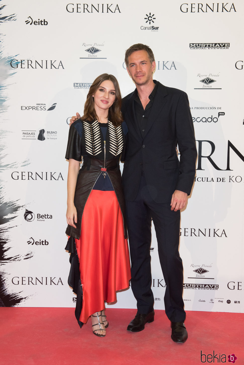 María Valverde junto a James D'Arcy en el estreno de 'Gernika'