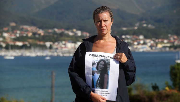 Diana López-Pinel mostrando la foto de su hija Diana Quer, desaparecida el 22 de agosto