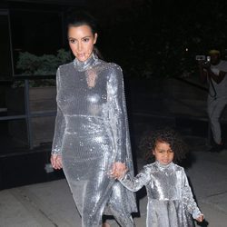 Kim Kardashian y North West visten a juego para ir a una actuación de Kanye West