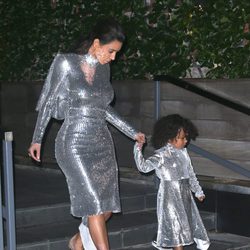 Kim Kardashian y North West visten iguales en una actuación de Kanye West